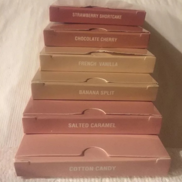 Kylie Jenner blush and highlighter - Picture 2 of 4